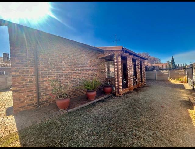 3 BEDROOM HOUSE FOR SALE IN VANDERBIJLPARK CE 1